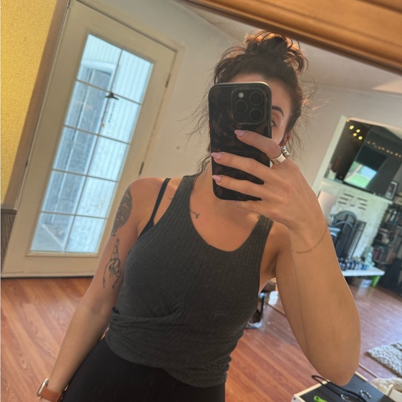 Crop Top Crossover Twist Front Tank - Picture 3 of 4